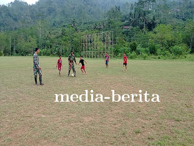 Sertu Joni Di Tengah Kesibukan TMMD Berbagi Kegembiraan Bersama Anak-Anak SSB Windujaya