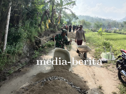 TNI Polri  dan Warga Sinergi Membangun Sijenggung 
