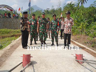 Penutupan TMMD Reguler ke-120 di Banjarnegara Kades Sijenggung Dampingi Irdam IV/Diponegoro
