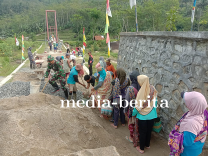 Warga Sijenggung Antusias Antri Bawa Material untuk TMMD Reguler ke-120