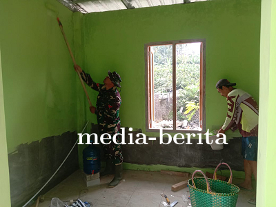 Sinergi TNI dan Warga Desa Sijenggung dalam TMMD ke-120  Mengecat Rumah Bapak Sutono