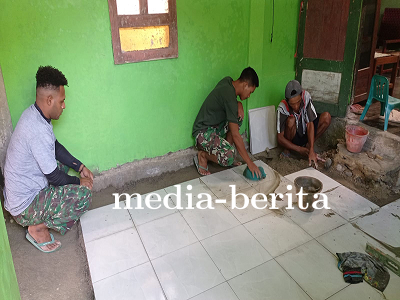 Sinergi Satgas TMMD dan Warga Desa Sijenggung dalam Pemasangan Keramik RTLH