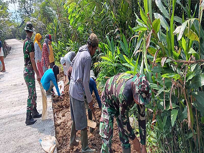 Kerja Sama TNI dan Warga Sijenggung Pengurugan Kiri Kanan Rabat Beton untuk Infrastruktur Desa