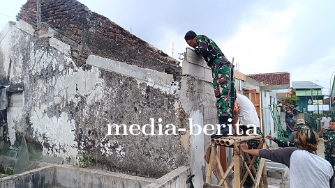 TNI dan Warga Gotong Royong Rehabilitasi Rumah Buruh Harian di Purwanegara