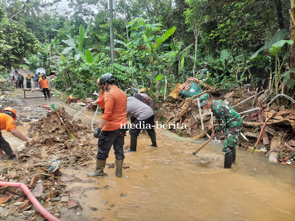 Bersama Sama membantu Warga yang terkena bencana