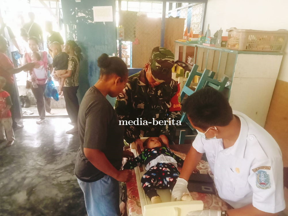 Minimalkan Angka Stunting Di Wilayahnya Babinsa Depapre Aktif Dampingi Kegiatan Posyandu