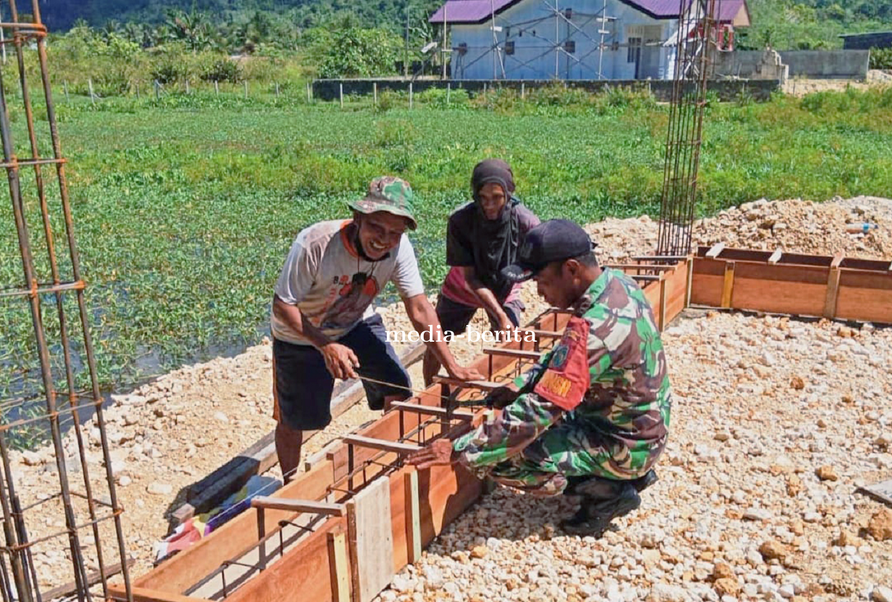 Ringankan Beban Pekerjaan Babinsa Muara Tami Bantu Bangun Rumah Warga Binaan