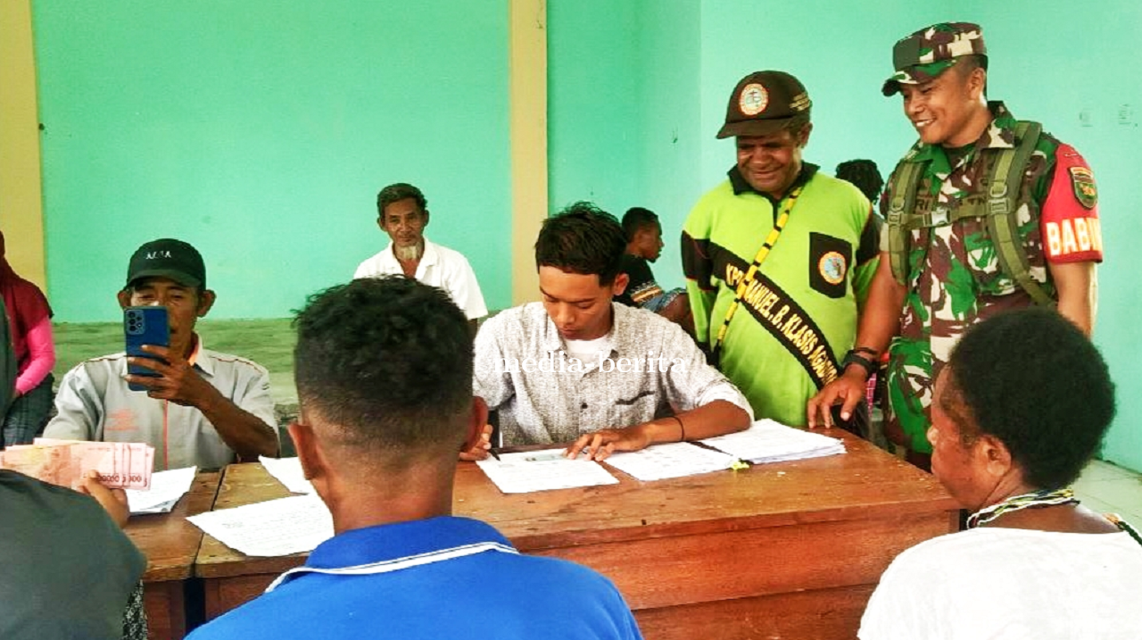 Mengurangi Kemiskinan Babinsa Skanto Bersama Petugas Kantor Pos Penyaluran Bansos Sembako dan Bansos