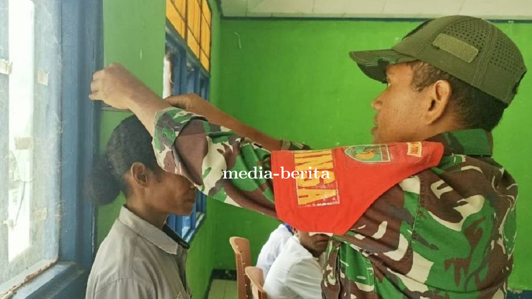Babinsa Demta Hadir Dukung Kesehatan Lansia di Posyandu