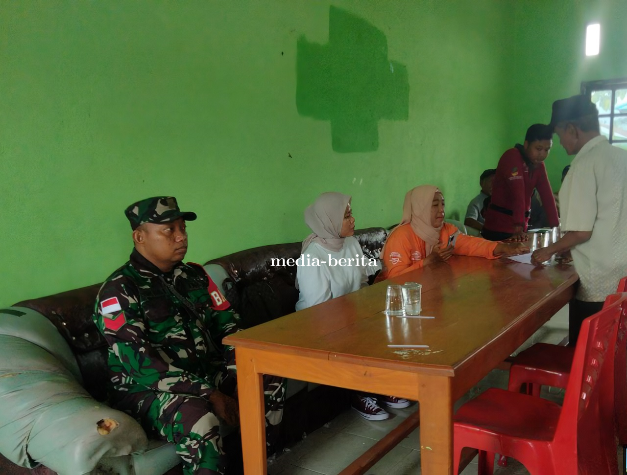 Babinsa Skanto Dampingi Pembagian Bansos PHK Triwulan Pertama 2024