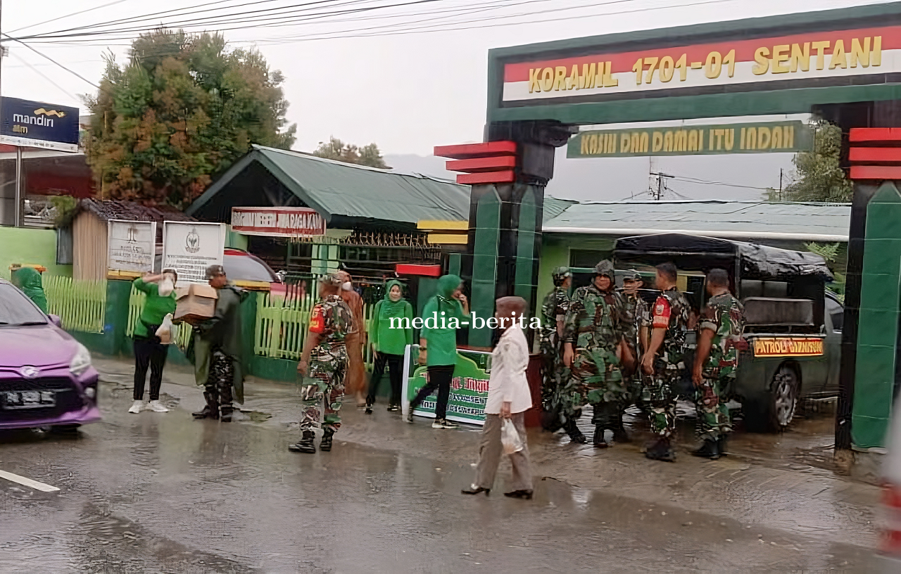 Bulan Penuh Berkah Koramil Sentani Dan Ibu Persit Bagikan Takjil Bagi Warga Yang Melintas 