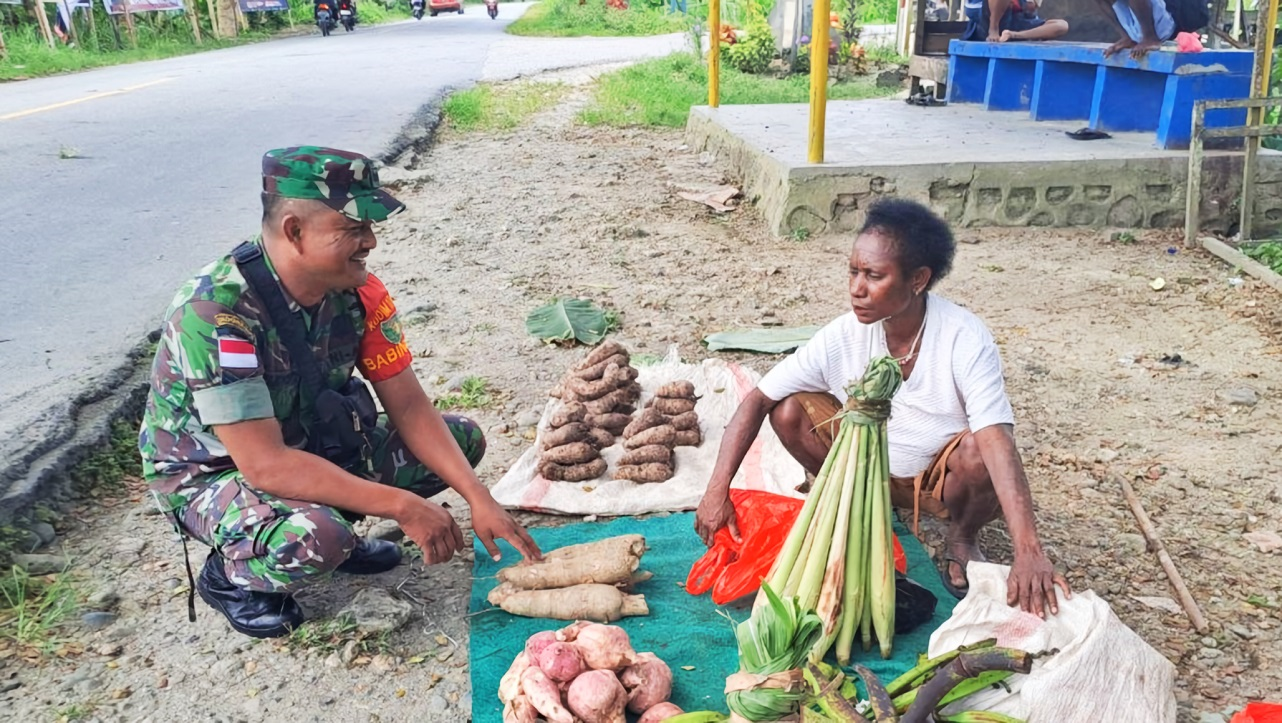 Tingkatkan Ekonomi Masyarakat Babinsa Arso Borong Jualan Hasil Kebun Warga Binaan