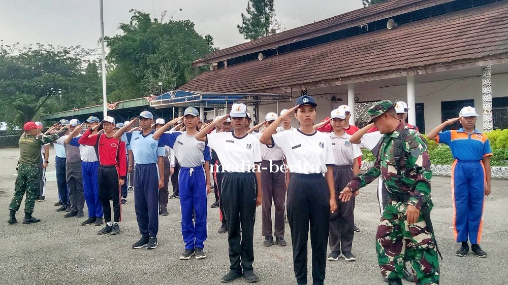 Babinsa Sentani Beri Pelatihan Tim Paskibra Kabupaten Jayapura Untuk Capai Hasil Maksimal