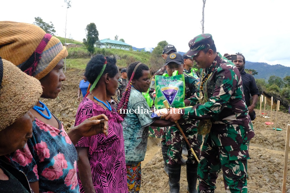 Bibit Harapan untuk Tanah Papua, Danrem 172/PWY dan Bupati Lanny Jaya Serahkan Bantuan kepada Petani