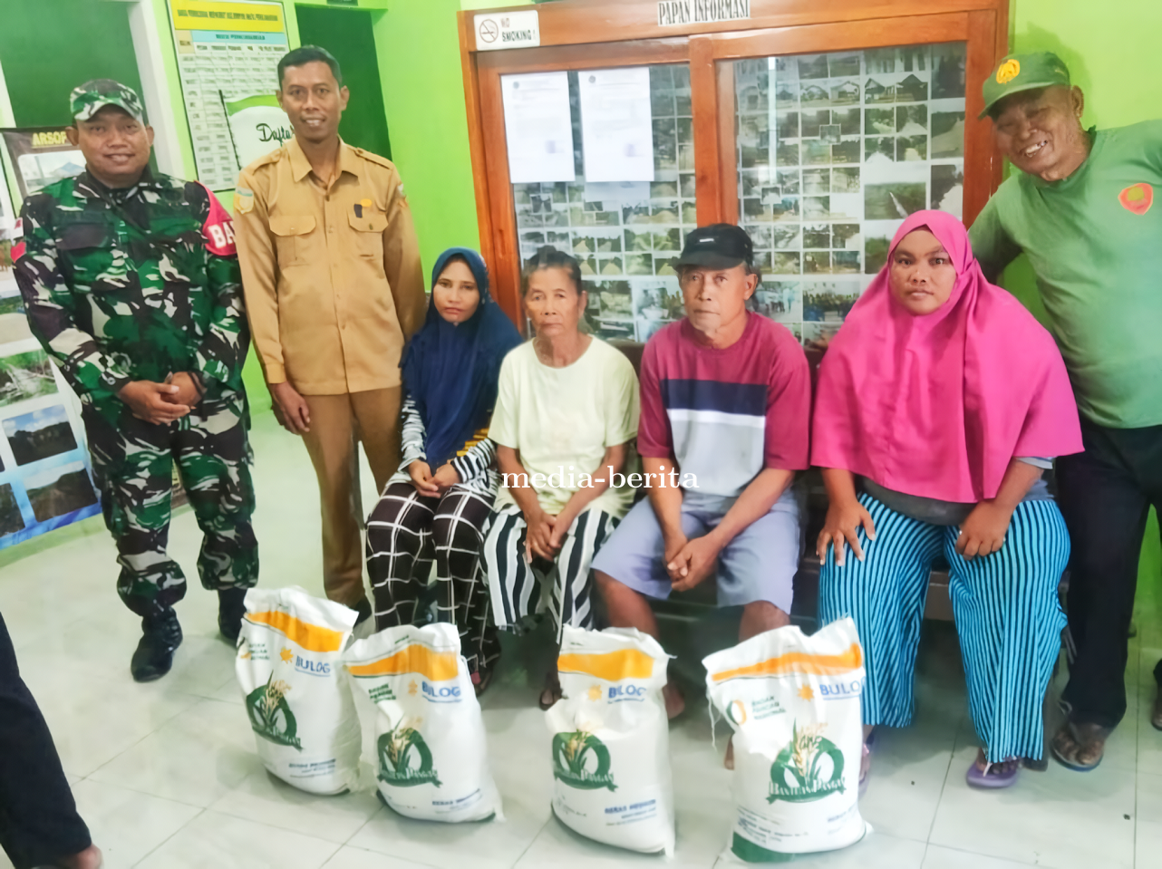 Babinsa Skanto Mendampingi Penyaluran Bantuan Pangan di Keerom untuk Stabilitas Harga dan Kesejahter