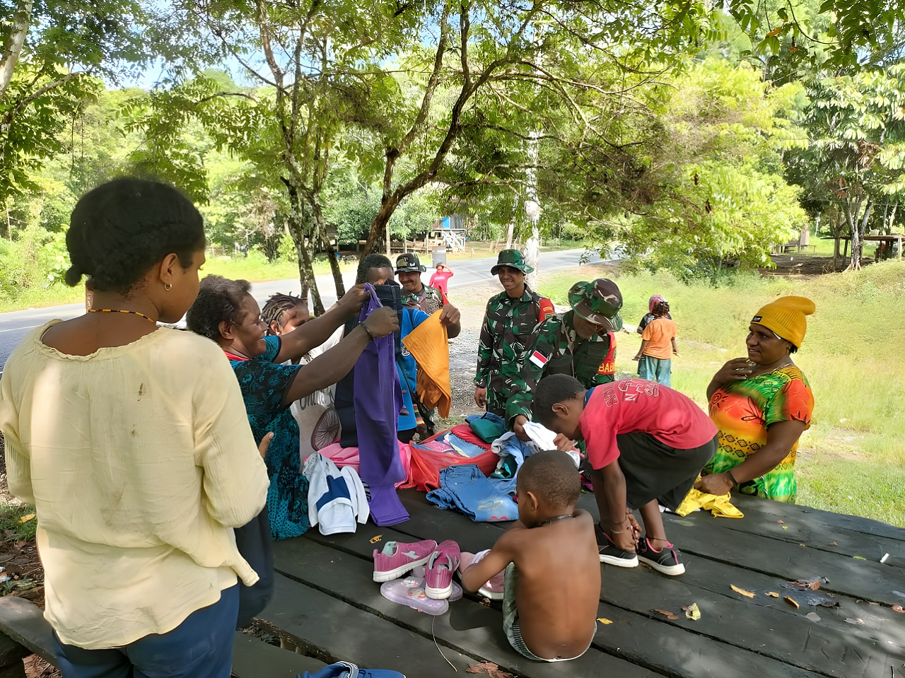 Raih Hati Warga Mayarakat Binaan Babinsa Bagi Baju Layak Pakai