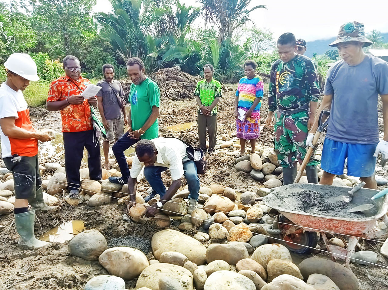 Peletakan Batu Pertama Satgas TMMD Kodim Jayapura Bangun Rumah Pastori Di Kampung Naira