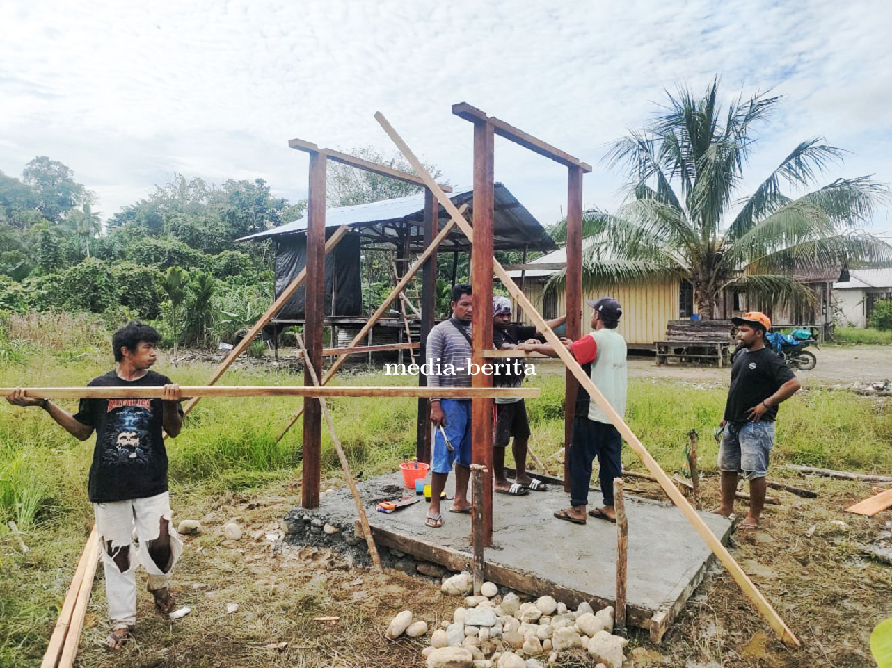 Pentingnya Pola Hidup Bersih Dan Sehat Satgas TMMD Reguler Ke -120 Kodim Jayapura Bangun MCK