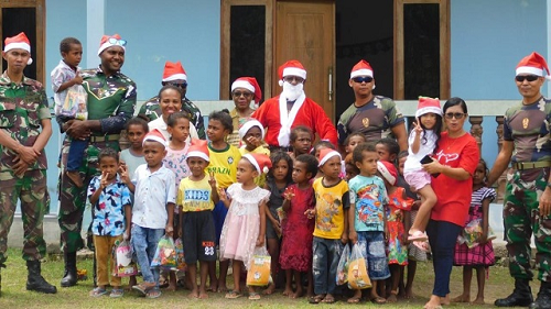Sambut Natal dan Tahun Baru Santa Claus Koramil Depapre Bagikan Bingkisan
