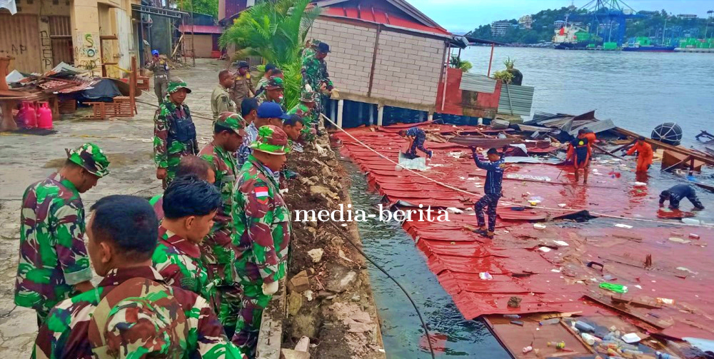 Relawan Gabungan Bersihkan Reruntuhan Cirita Cafe Yang Roboh Ke Laut