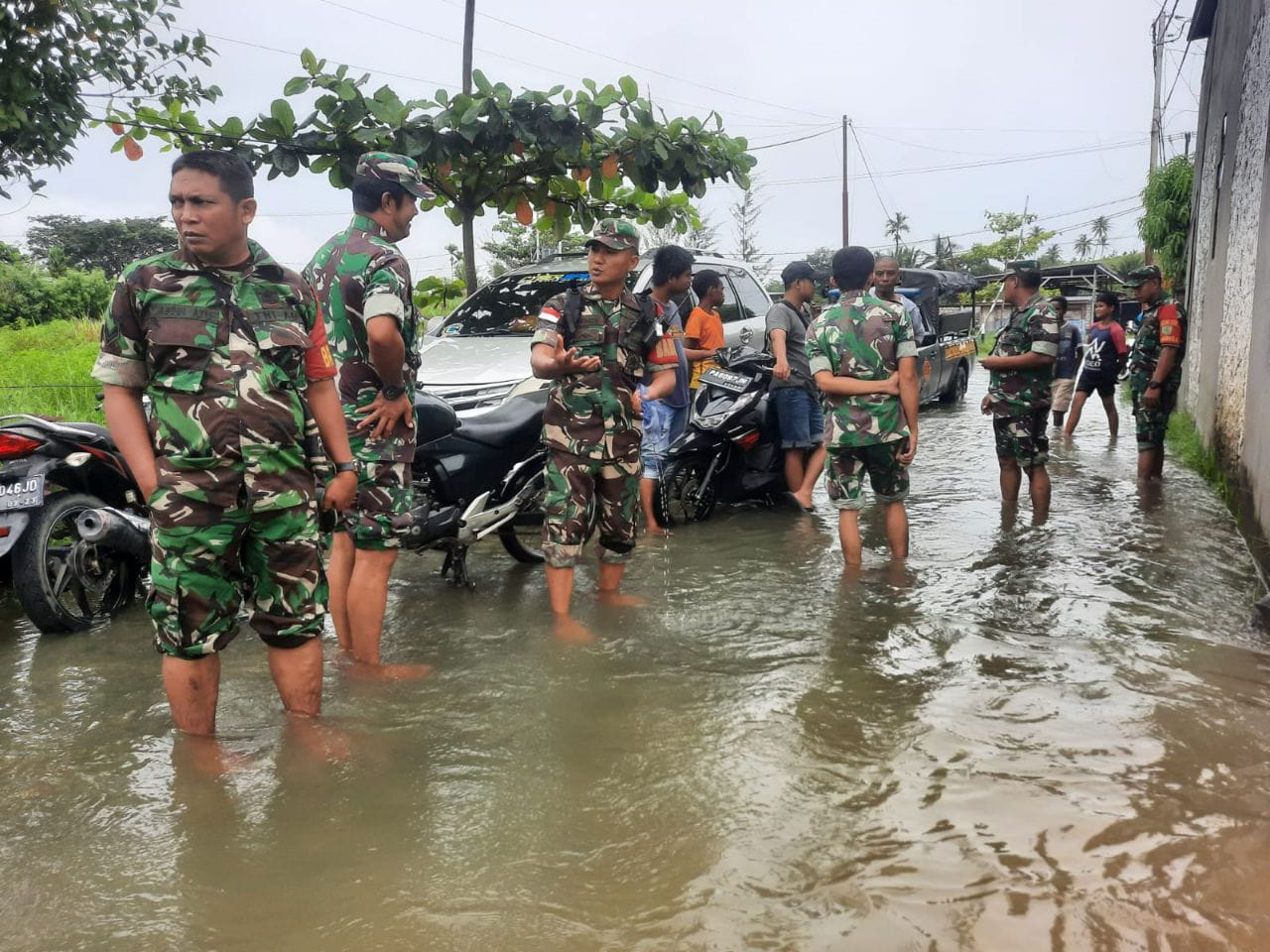 Tanggap Bencana Banjir Kodim Jayapura Terjunkan Babinsa Pantau Situasi
