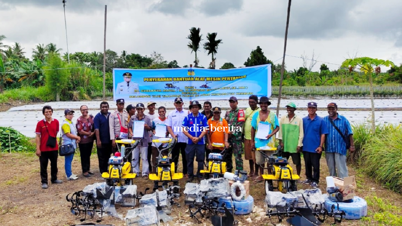Berikan Penghargaan Kepada Petani Babinsa Skanto Dampingi Pj Gubernur Papua Salurkan Bantuan Alsinta