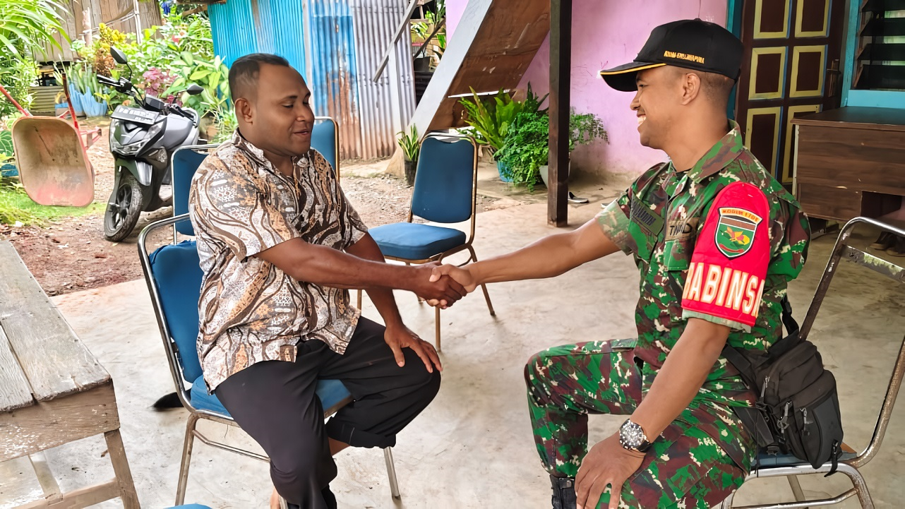 Babinsa Depapre Jalin Kebersamaan Dengan Kepala Kampung Dalam Melaksanakan Tugas Di Wilayah Binaan