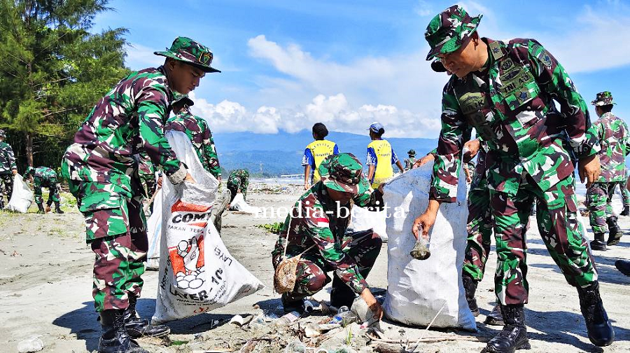Kodim 1701/Jayapura Turut Ambil Bagian Dalam Karya Bakti HUT ke-62 Korem 172/PWY di Pantai Holtekamp