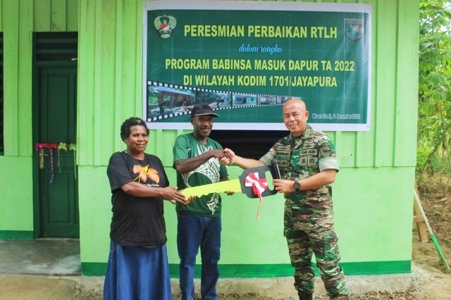 Kodim Jayapura Beri Kado Natal Melalui Program Babinsa Masuk Dapur