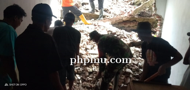 Kerja Bakti Rumah Sanwardi Pasca Bencana Longsor