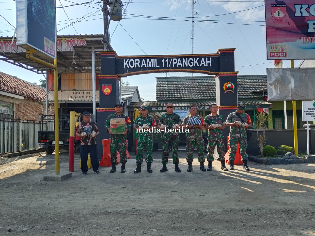 Koramil 11 Pangkah Gelar Program “Jumat Berkah” Berbagi Nasi Bungkus