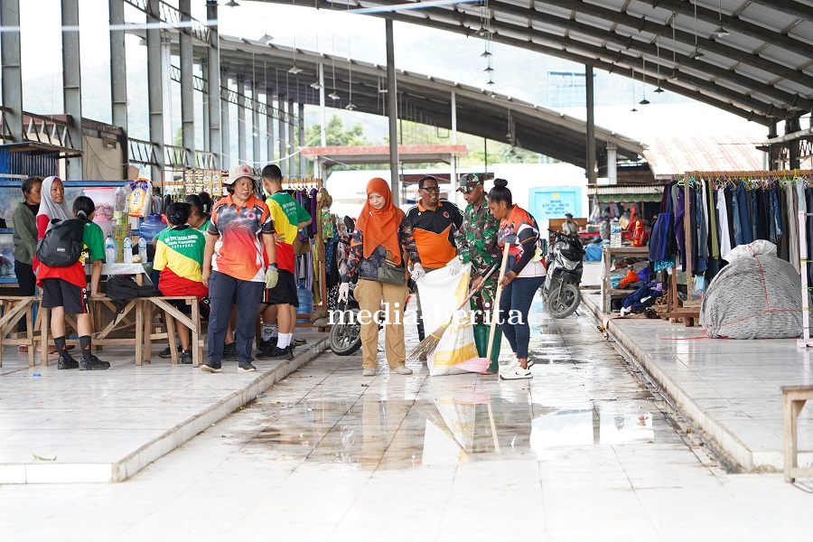 Bersatu Dengan Alam, Kodim 1701/Jayapura Turut Sukseskan Karya Bakti Pembersihan Lingkungan Pasar Yo