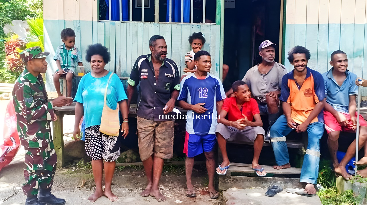 Menyambut Hut RI Ke 78 Babinsa Koramil Demta Himbau Masyarakat Pasang Bendera Merah Putih 