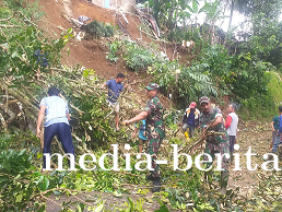 Gotong Royong Bersihkan Ranting Pohon Tumbang
