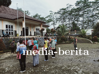 Babinsa Bersama Bhabinkamtibmas Latih Petugas Upacara