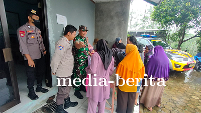 Babinsa Bersama Bhabinkamtibmas Pantau Langsung Penyaluran Bantuan