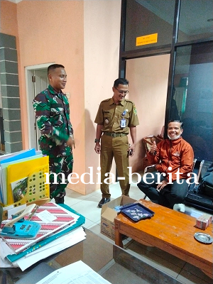 Babinsa Melaksanakan Komsos  Dengan Perangkat Desa