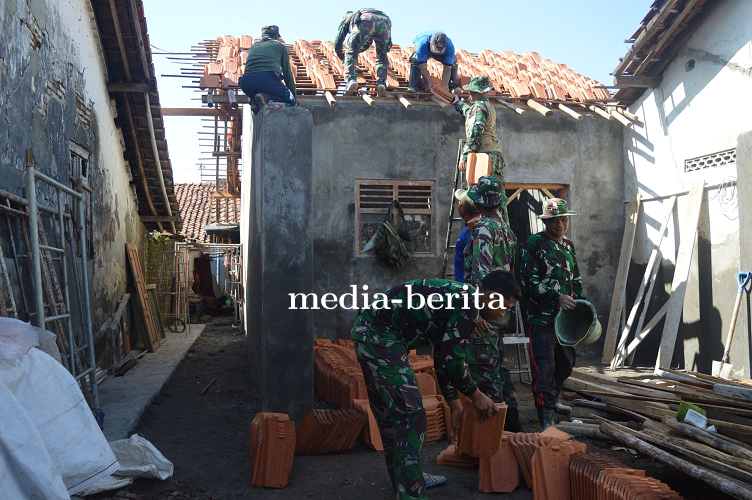 Pupuk Jiwa Gotong Royong, Babinsa Kodim 0712 Tegal Bantu Pasang Genteng Rumah Warga