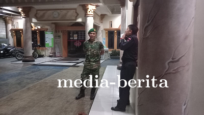 Babinsa Patroli Malam Guna Ciptakan Suasana Kondusif
