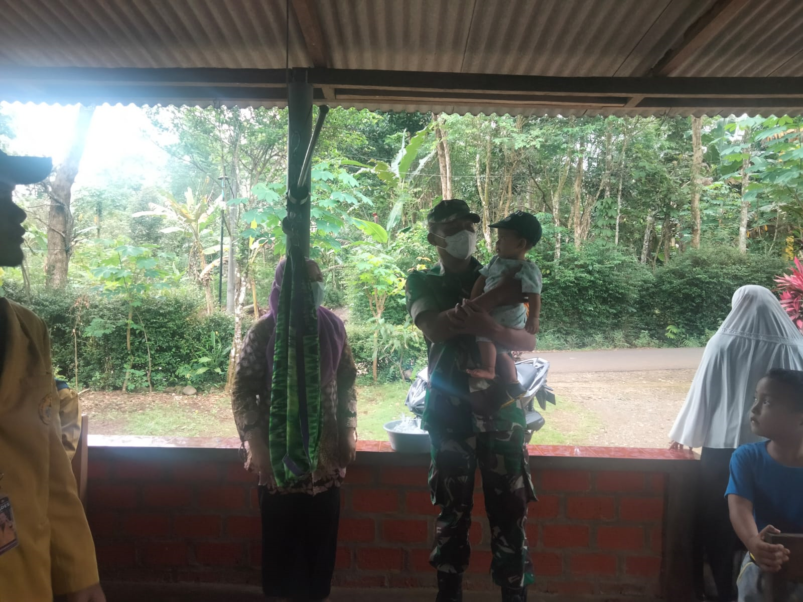 Babinsa Bersama  Mahasiswa  Kkn Unsoed Dalam Kegiatan Posyandu