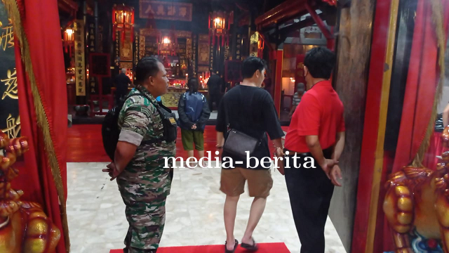 Toleransi Umat Beragama, Babinsa dan Bhabinkamtibmas Laksanakan Pengamanan Imlek di Kota Tegal 