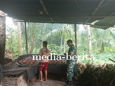 Babinsa Komsos Dengan  Petani Kopra