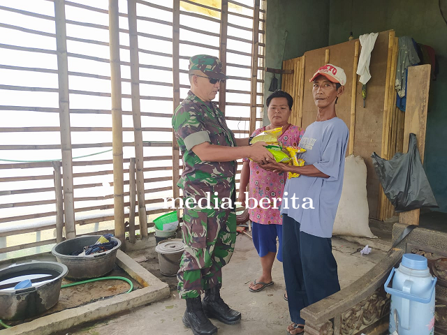 Guna Memenuhi Kebutuhan Sehari-Hari, Babinsa Kodim 0712 Tegal Berikan Sembako Warga Kurang Mampu