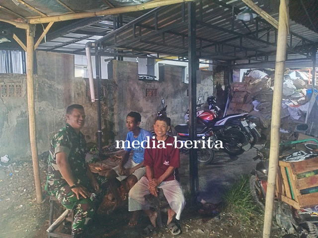 Patroli Malam, Babinsa Kodim 0712 Tegal Sempatkan Komsos Dengan Warga