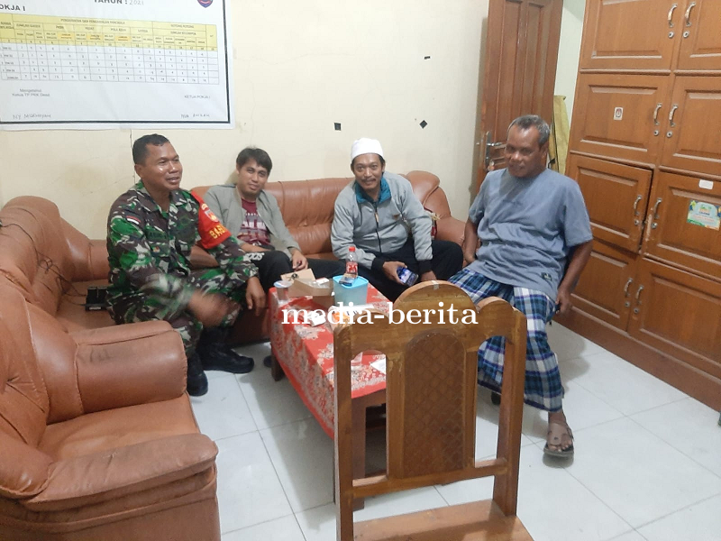 Babinsa  Koramil 08 Talang Kodim 0712 Tegal Sambangi Rumah Perangkat Desa