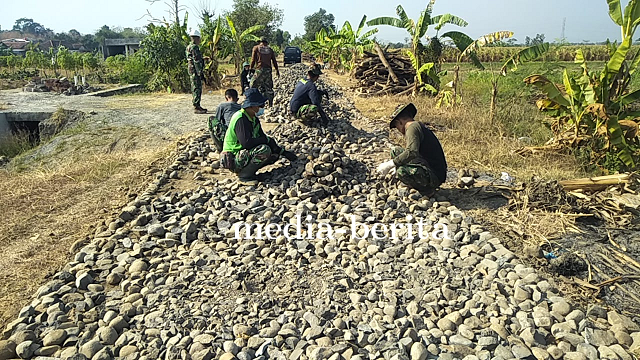 Hari Pertama TMMD Anggota Kodim Tegal Dan Masyarakat Gotong royong Bangun Jalan