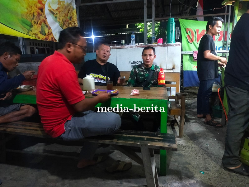 Bina Sinergitas Babinsa Koramil Pangkah Komsos Dengan Lurah Dan Staf Kelurahan 