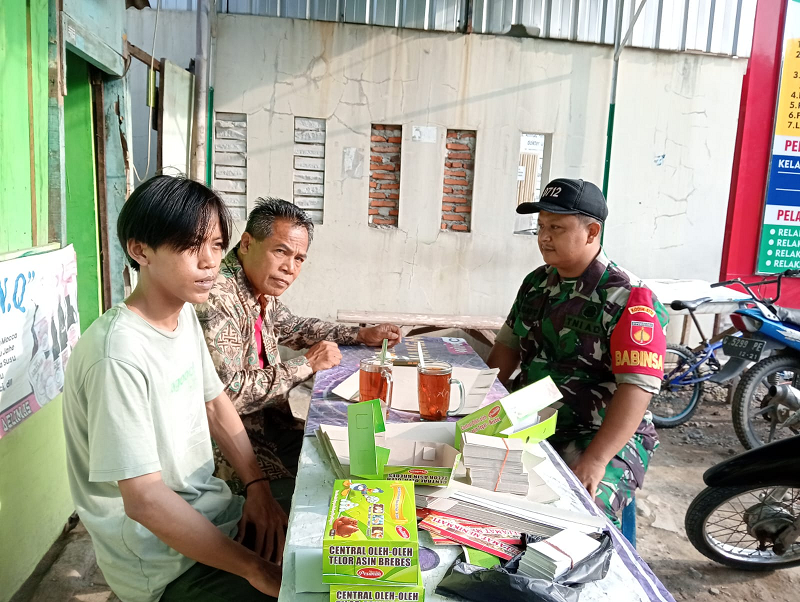 Babinsa Kodim 0712 Tegal Korem 071 Wijayakusuma Sambangi Warga Perumahan 