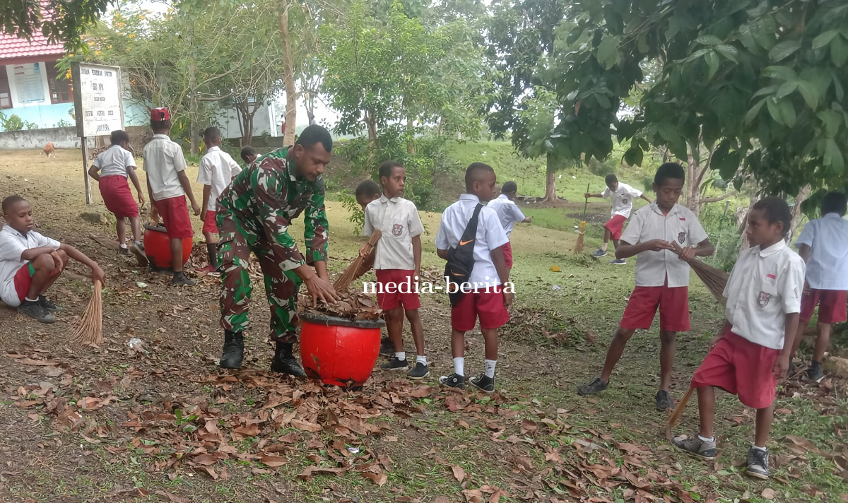 Ajarkan Disiplin Sejak Dini, Danramil Kemtuk Gresi Ajak Siswa Sekolah Dasar Kerja Bakti