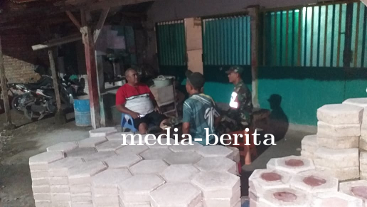 Patroli Malam Bersama, Babinsa Talang Sempatkan Komsos Dengan Warga